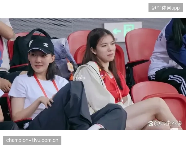 羽毛球少女表现炸裂！教练笑开花